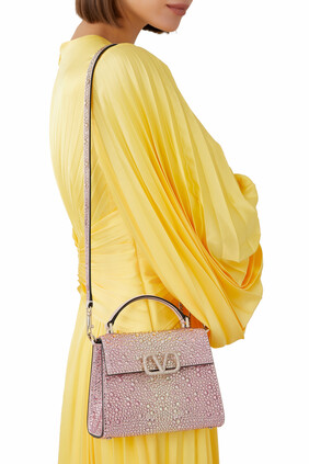 حقيبة فالنتينو غارافاني مزينة بالكريستال بشعار حرف V بيد علوية حصري للشرق الأوسط